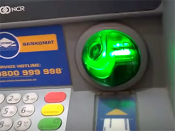 Bankomat ATM skimming atak 360px.jpg