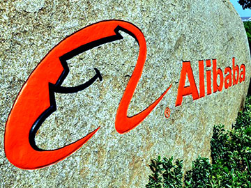 Alibaba holding logo na kamieniu Xinchua.jpg