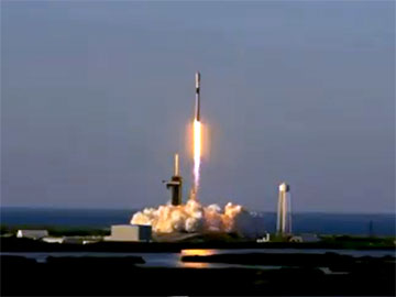 SpaceX wystrzelił rakietę z 49 satelitami Starlink [wideo]
